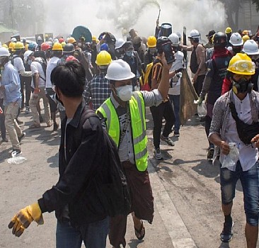 Myanmar'daki protestolarda 12 kişi ölü daha