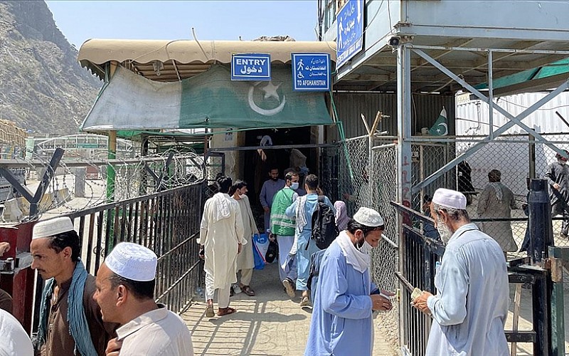 Pakistan'a gitmek isteyen Afganların sınırdaki bekleyişi sürüyor
