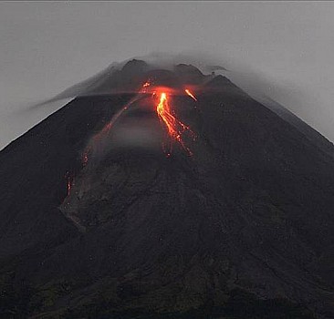 Merapi Yanardağı'nda korkutan patlama