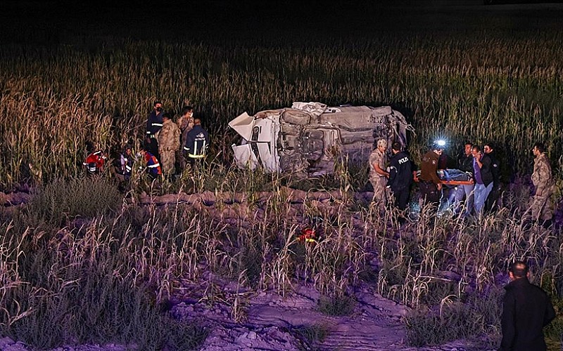 Düzensiz göçmenleri taşıyan araç kaza yaptı: 1 ölü, 15 yaralı
