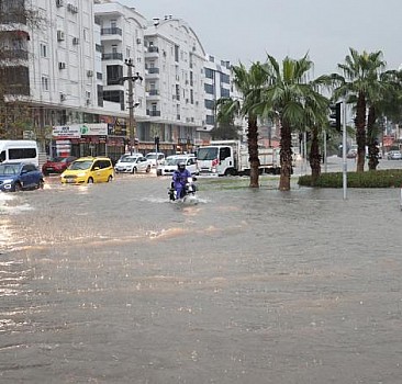 Antalya'da şiddetli yağış: Kepez'e 280 kilogram yağış düştü