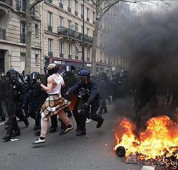 Fransa'da göstericiler ile polis arasında arbede yaşandı