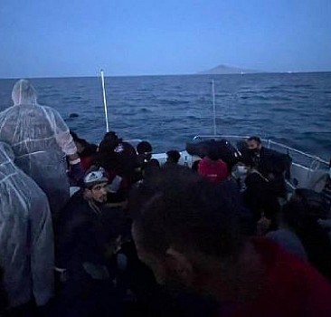 Yunanistan'ın sınır dışı ettiği 50 düzensiz göçmen kurtarıldı