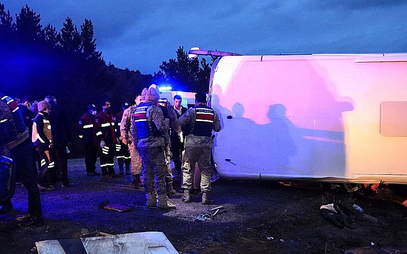 Erzincan'da devrilen yolcu otobüsündeki 22 kişi yaralandı