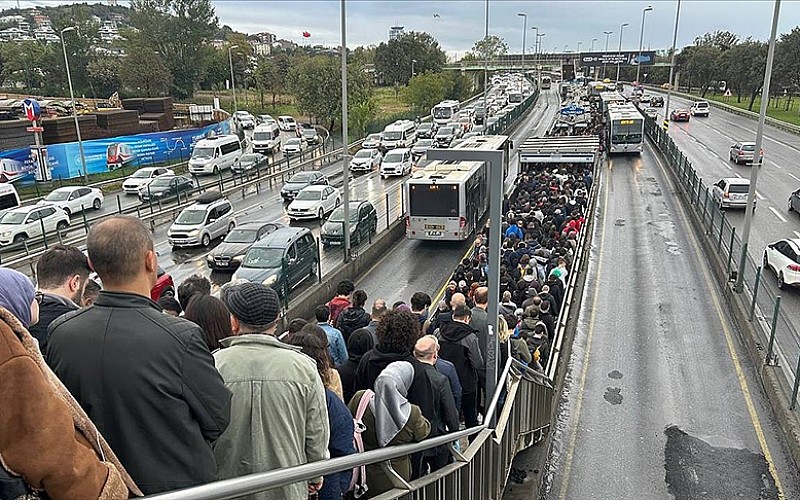 İstanbul'da yağışlı havanın etkisiyle ulaşımda aksamalar yaşanıyor
