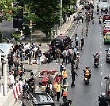Tayland'da yanan binanın çökmesi sonucu 3 kişi öldü