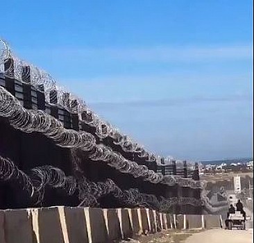 Mısır Refah Sınırı Kapısı'nı dikenli tellerle ördü