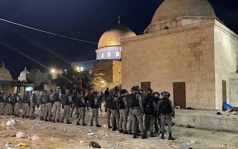 İsrail polisinden bir kez daha Mescid-i Aksa'da Filistinlilere saldırı