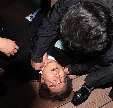 Güney Kore'de ana muhalefet lideri boynundan bıçaklandı