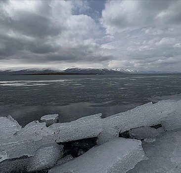 Çıldır Gölü'nün yüzeyini kaplayan buz tabakası erimeye başladı