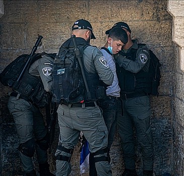 İsrail ordusu Batı Şeria'da top oynayan 3 çocuğu gözaltına aldı
