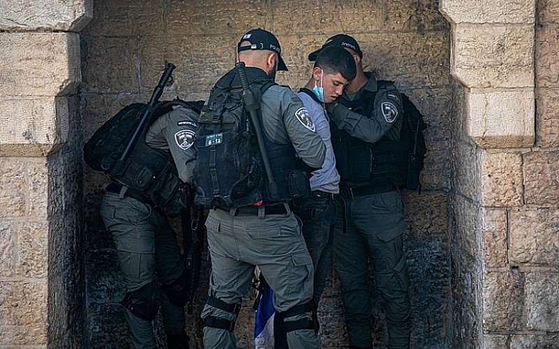 İsrail ordusu Batı Şeria'da top oynayan 3 çocuğu gözaltına aldı