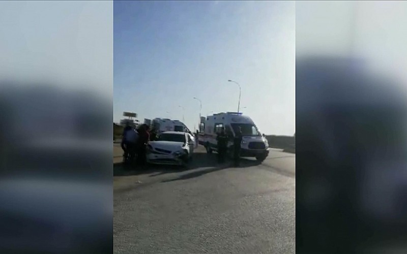 Servis minibüsü ile otomobil çarpıştı: 17 kişi yaralandı