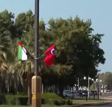 Erdoğan'ın ziyareti öncesi BAE caddeleri Türk bayraklarıyla donatıldı