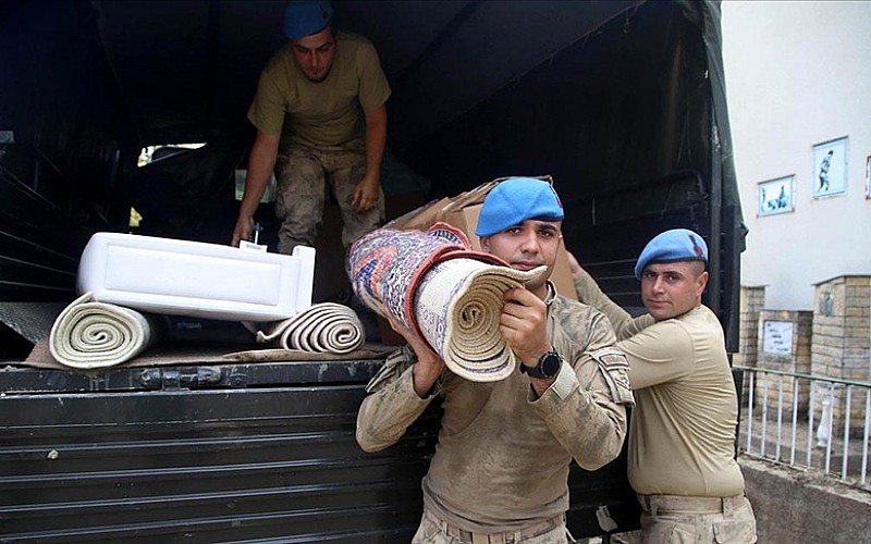 Jandarma selden etkilenen 280 ailenin eşyasını taşıdı