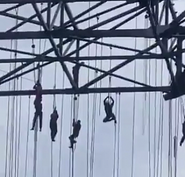 İşçiler 150 metre yüksekte asılı kaldı!