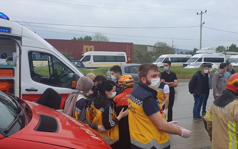 Servis aracı devrildi: 1 kişi öldü, 20 kişi yaralandı