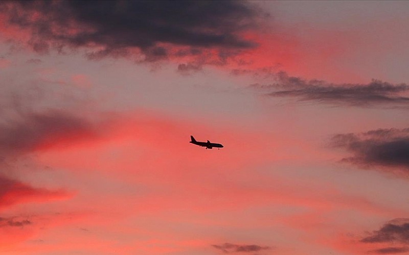 Endonezya'da yolcu uçağı ile irtibat kesildi