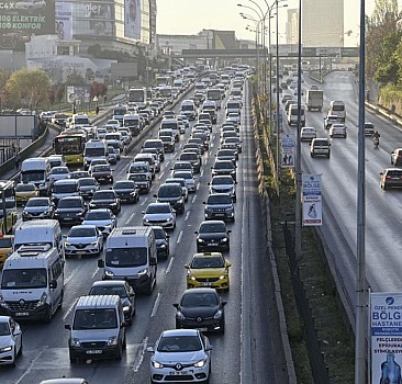 İstanbul bayram tatilinin ardından haftanın ilk gününe trafik yoğunluğuyla başladı