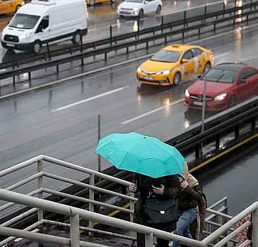 İstanbul'da sağanak trafiği etkiledi