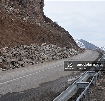 Deprem sonrası Adıyaman'daki Çekirge Dağı'nda yarıklar meydana geldi
