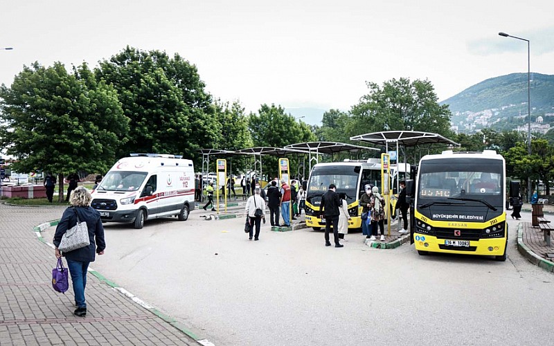 Bursa'da otomobil, otobüs durağındaki yayalara çarptı: 5 yaralı