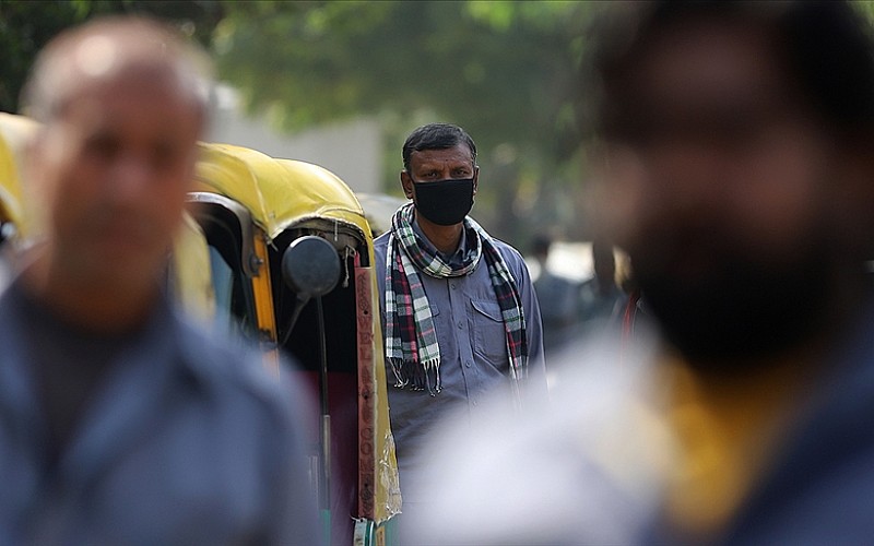 Hindistan'da Kovid-19 salgınında günlük vaka sayısı 161 binin üstünde seyrediyor