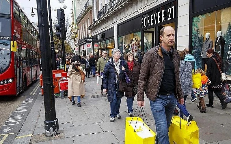 İngiltere'de enflasyon nisanda beklenenden az geriledi