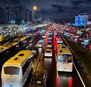 İstanbul'da haftanın son gününde trafik yoğunluğu yüzde 90'a çıktı