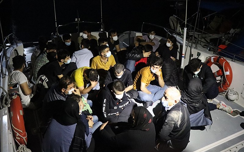 Çanakkale açıklarında mobil radarla tespit edilen 27 yabancı uyruklu karaya çıkarıldı