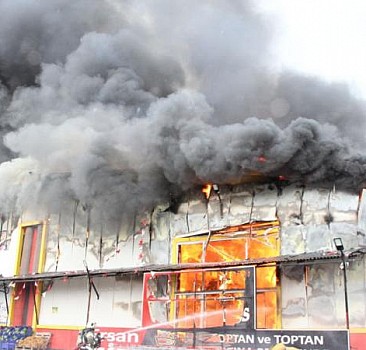 Kocaeli'de market deposunda çıkan yangına müdahale sürüyor