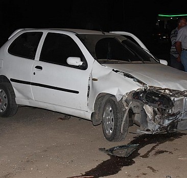 İzmir'de otomobilin hafriyat kamyonuna çarpması sonucu 3 kişi yaralandı