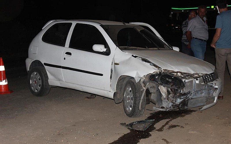 İzmir'de otomobilin hafriyat kamyonuna çarpması sonucu 3 kişi yaralandı