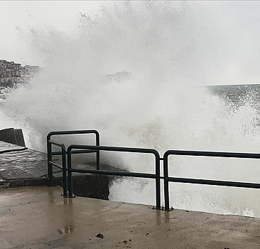Zonguldak'ta kuvvetli rüzgar nedeniyle dalgalar mendireği aştı
