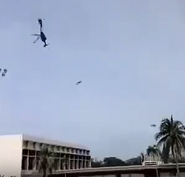 Malezya'da iki helikopter havada çarpıştı