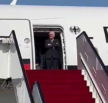 Steinmeier, Katar'a inişinde uçakta yarım saat bekledi