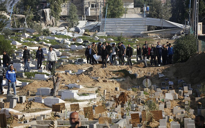 Gazze: Cenazeler için  mezar açılma imkanı kalmadı!