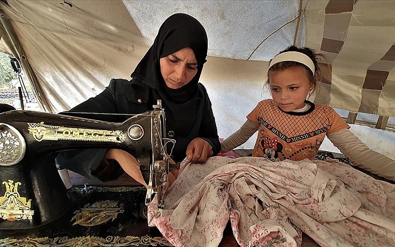 Esed rejiminin yerinden ettiği İdlibli Fatıma anne yadigarı dikiş makinesi sayesinde çocuklarına bakıyor