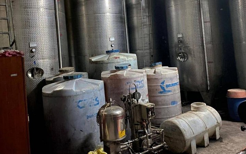 Tekirdağ'da bir depoda 72 bin litre sahte içki ele geçirildi