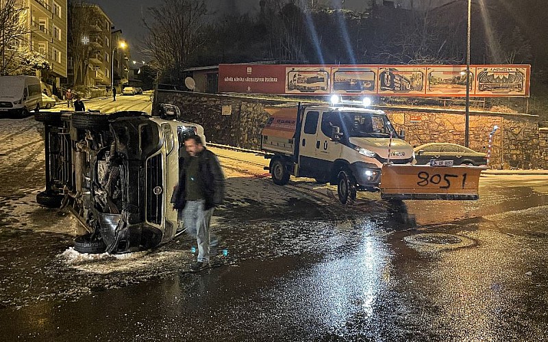 Üsküdar'da servis minibüsü kar yağışından dolayı devrildi
