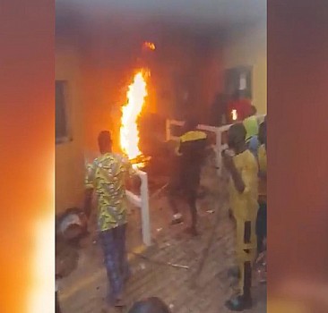 Burkina Faso'da göstericiler Fransız Büyükelçiliğine saldırdı