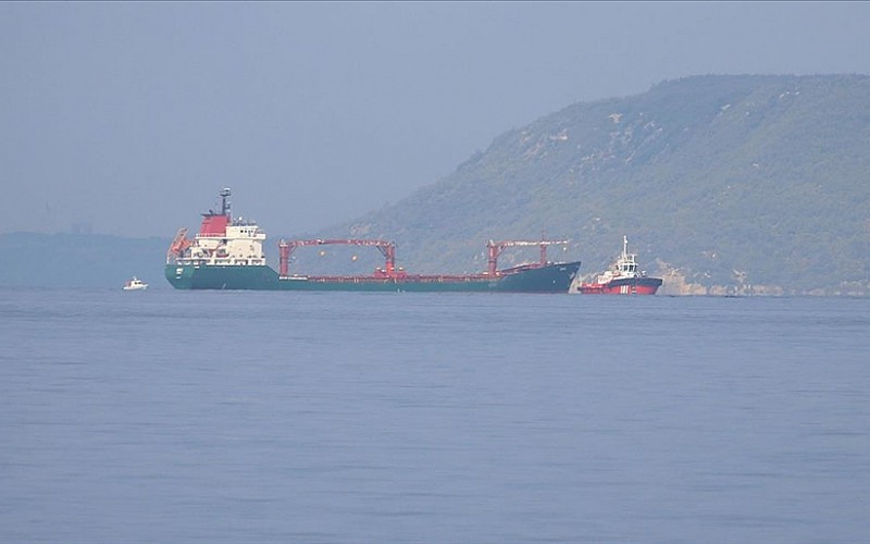 Çanakkale Boğazı'nda arızalanan gemi römorkörle çekildi