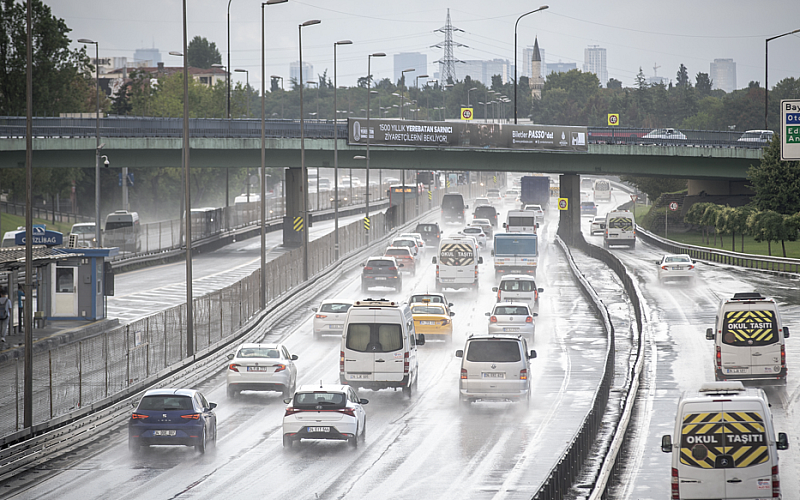 İstanbul'da yağış trafikte yoğunluğa neden oldu