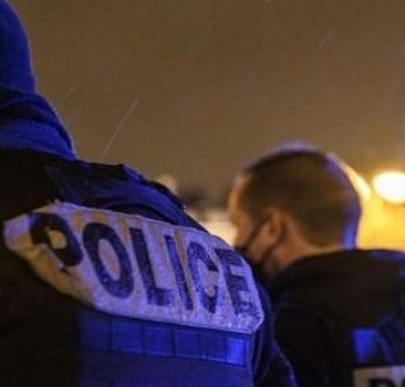 Fransa'da polisin öldüğü bıçaklı saldırıyla ilgili 3 kişi gözaltına aldı