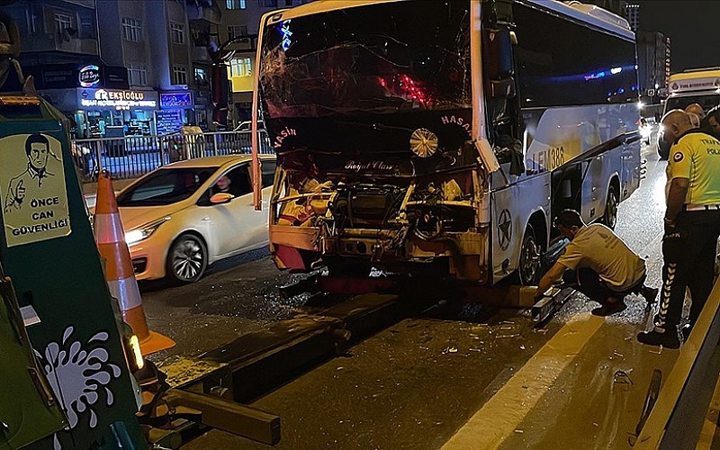 Servis otobüsü ile çekici çarpıştı: 9 yaralı