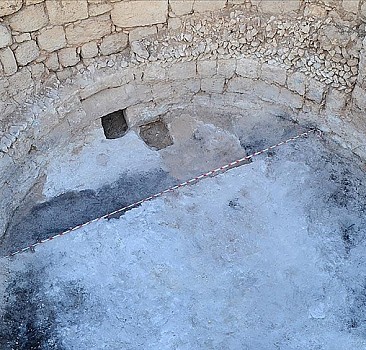 Mersin'deki kazılarda gök bilimci ve şair Aratos'un anıt mezarının olduğu değerlendirilen yapının zeminine ulaşıldı