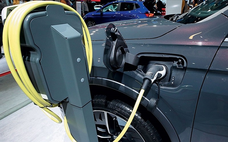 Dünya genelinde satılan binek araçların yarısının 2032'ye kadar elektrikli olması bekleniyor