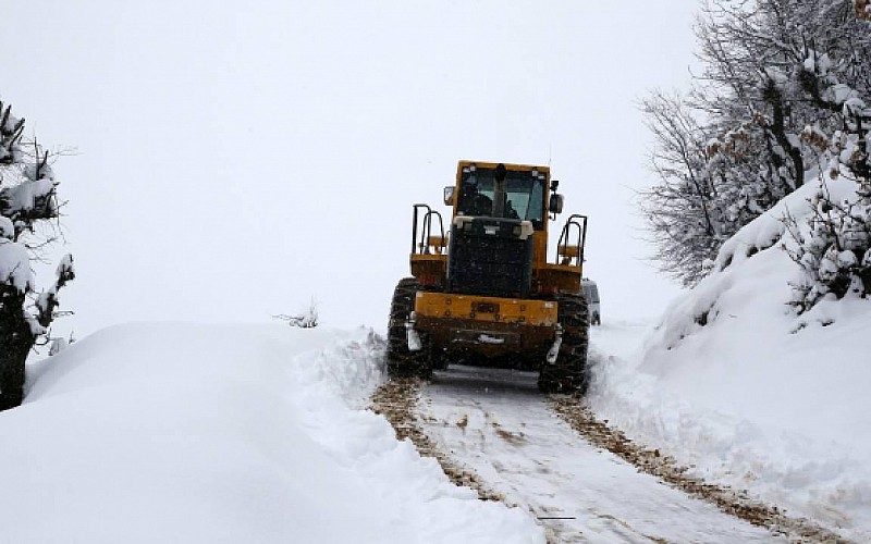 Bitlis'te ekipler karla mücadele çalışmalarını sürdürüyor