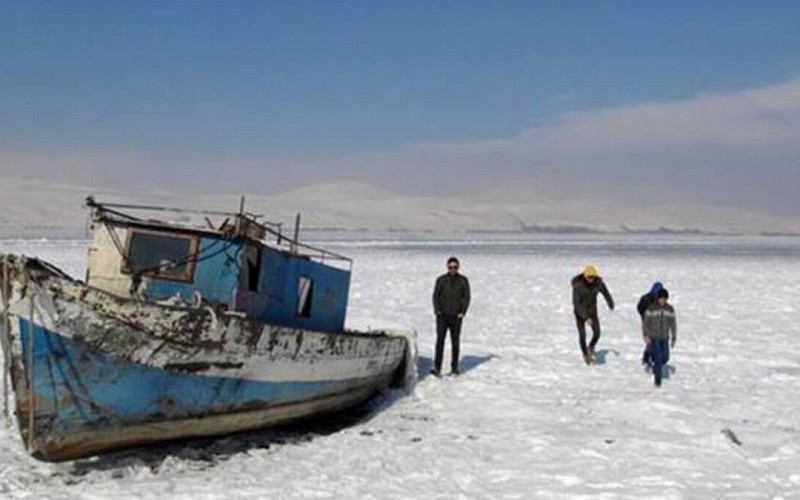 Bitlis'teki Nazik Gölü'nün yüzeyi buz tuttu
