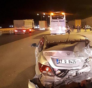 Mersin'de otobüsün çarptığı otomobildeki 3 kişi yaralandı